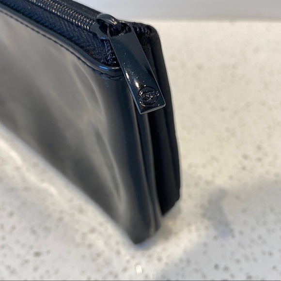 Authentic Chanel cosmetic pouch case clutch in black. Nylon and patent leather - Picture 3 of 6